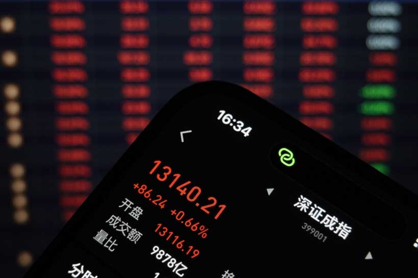 منصة تداول إلكترونية يظهر عليها سهم افتراضي لشركة ذكاء اصطناعي مع سهم متذبذب وأسهم صينية منافسة في الخلفية